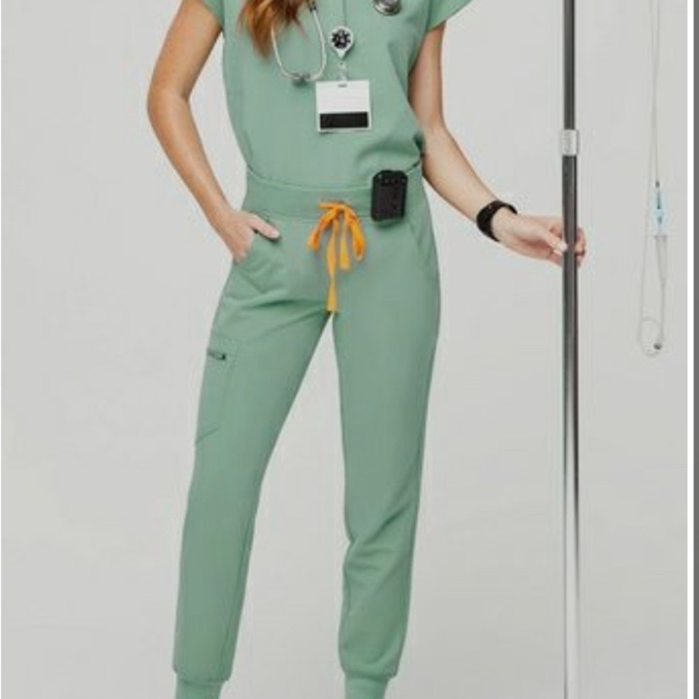 FIGS Jade Scrub Set Zamora joggers Large top Medium pants